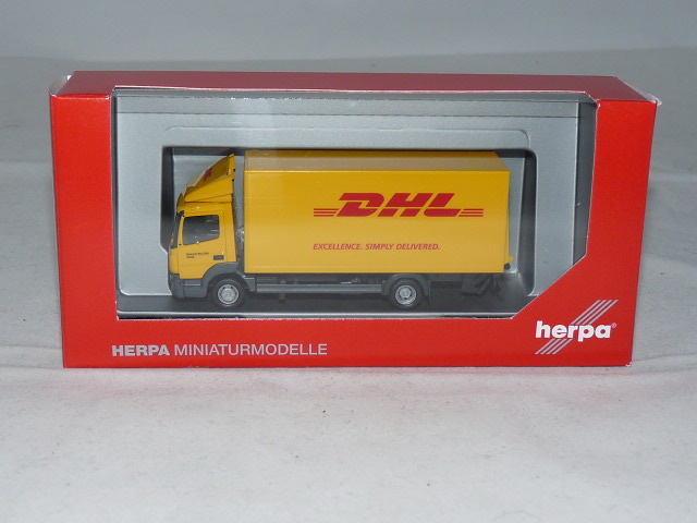 4013150310505 herpa 310505 MB Atego Koffer-LKW mit Ladebordwand - DHL 1:87 NEU + OVP – Bild 1