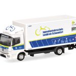 Vorbestellung herpa 098915 Mercedes-Benz Atego 13 Koffer-LKW mit Ladebordwand "Jugendverkehrsschule Landkreis Schwandorf" 1:87 NEU + OVP