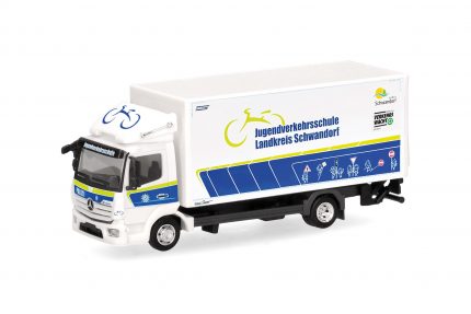 Vorbestellung herpa 098915 Mercedes-Benz Atego 13 Koffer-LKW mit Ladebordwand "Jugendverkehrsschule Landkreis Schwandorf" 1:87 NEU + OVP